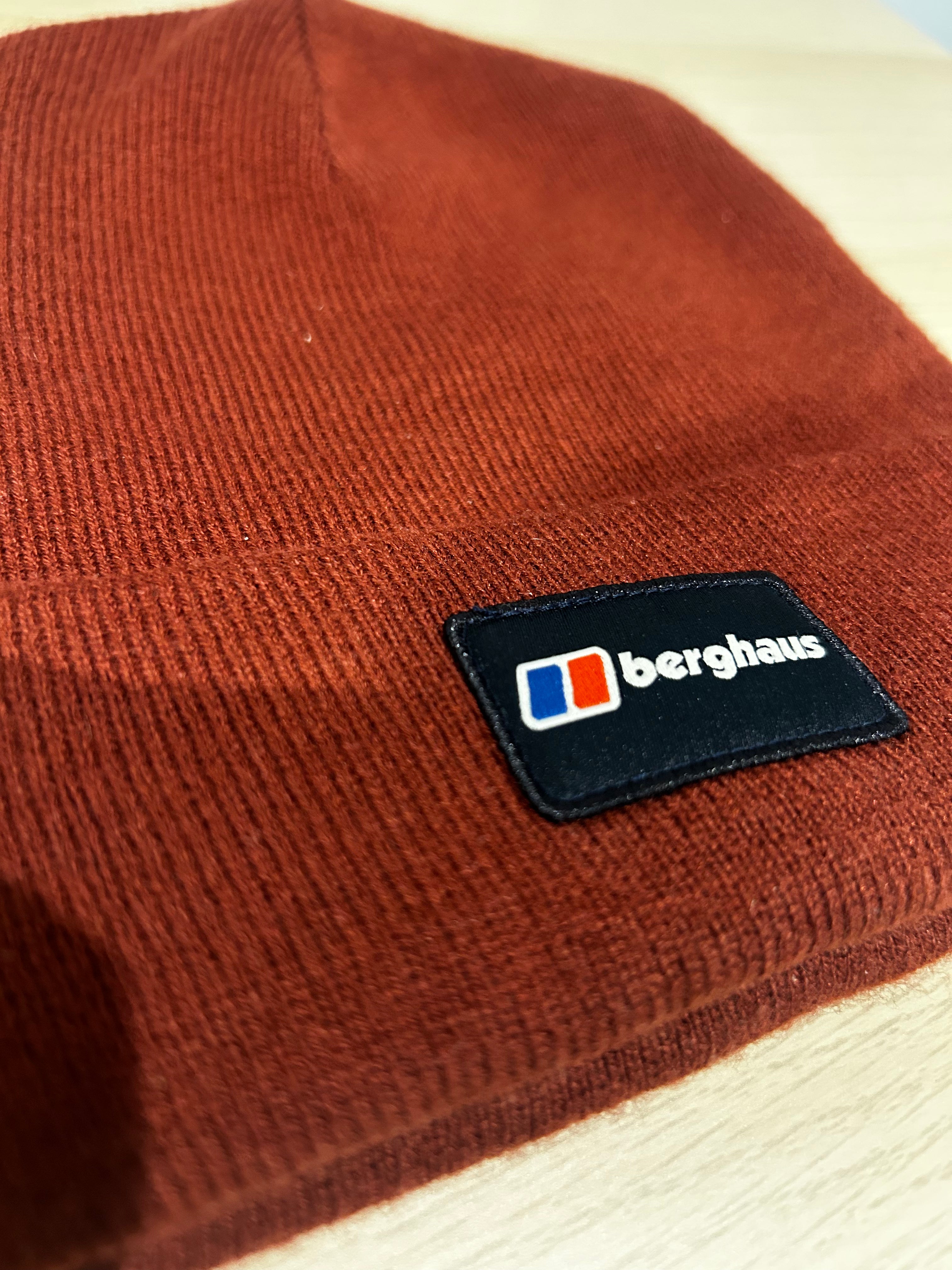 Berghaus Classic Logo Knitted Beanie – Burgundy / Rust Red