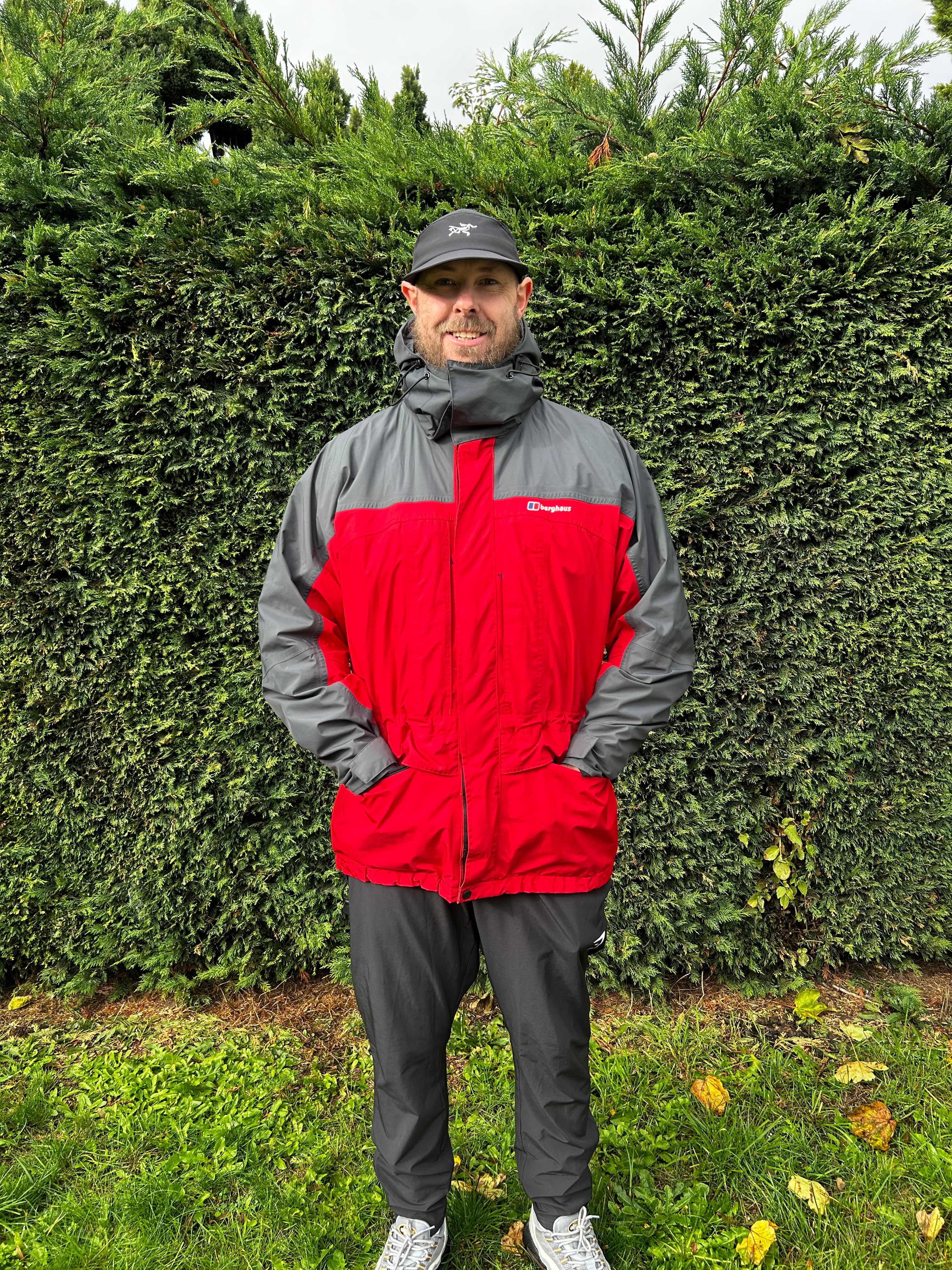 Vintage Berghaus Gore-Tex Mountain Jacket – Red / Black-L